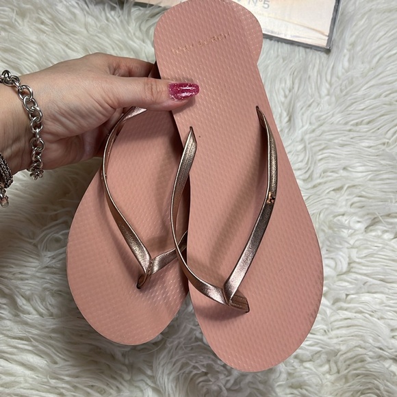 Tory Burch Metallic Leather Flip-Flop Rose Gold/Rose - Picture 2 of 10